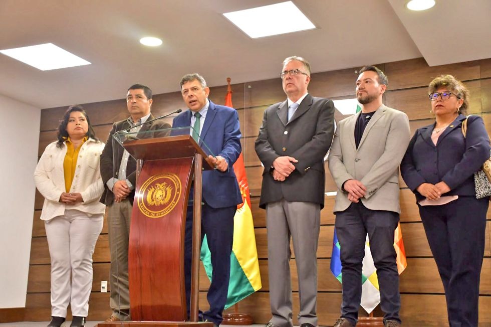 Sellan primer acuerdo para reformar la CPE