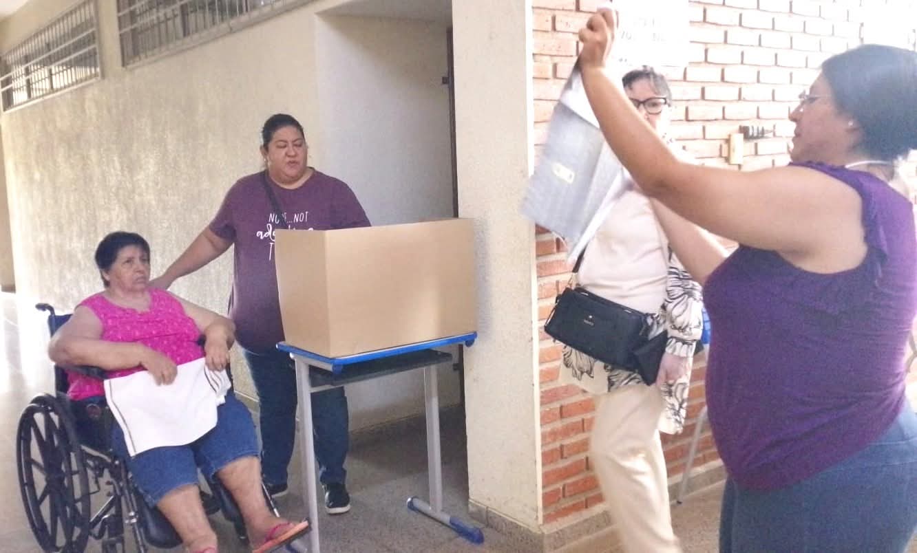 Pese a demoras por lluvias, TSE reporta apertura de 99,97% de mesas electorales