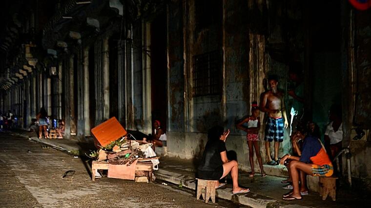 Cuba se queda sin luz por el colapso del 100% de su sistema eléctrico