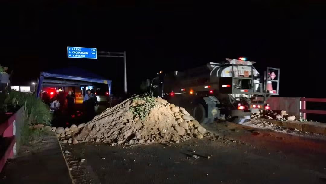 Bloqueos en Santa Cruz afectan rutas nueva a Cochabamba y a Beni por protestas contra el decreto del diésel