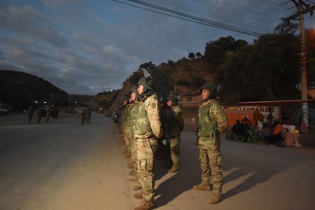 Militares y policías resguardan la ruta Cochabamba - Oruro - La Paz