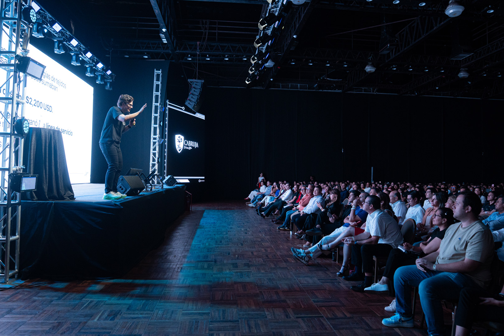 El reconocido speaker internacional Álvaro Luque compartió en Santa Cruz su fórmula de lanzamientos exitosos
