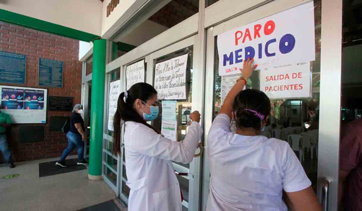 Sin sueldos y sin atención en hospitales: médicos cumplen este jueves cuatro días de paro nacional