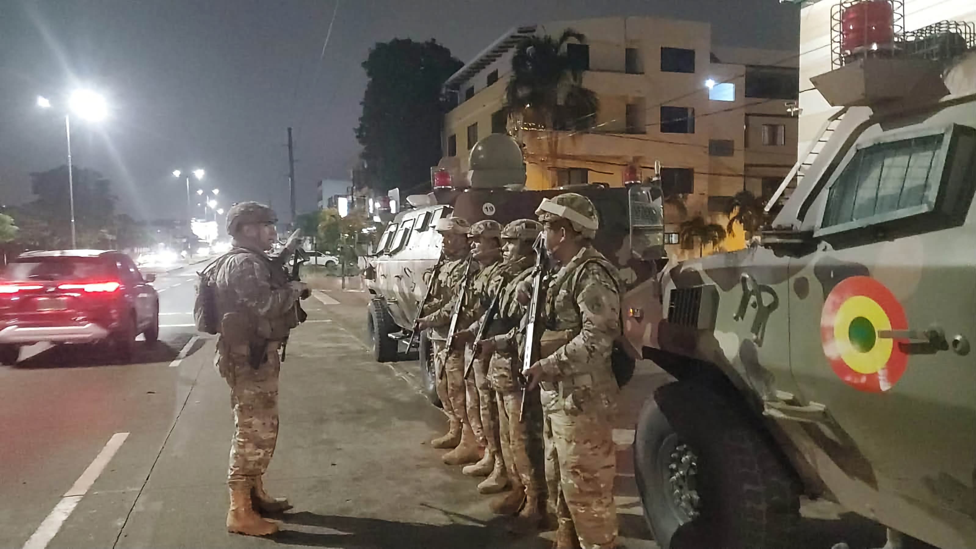 Militares patrullan Santa Cruz de la Sierra tras violento atraco a joyería en centro comercial