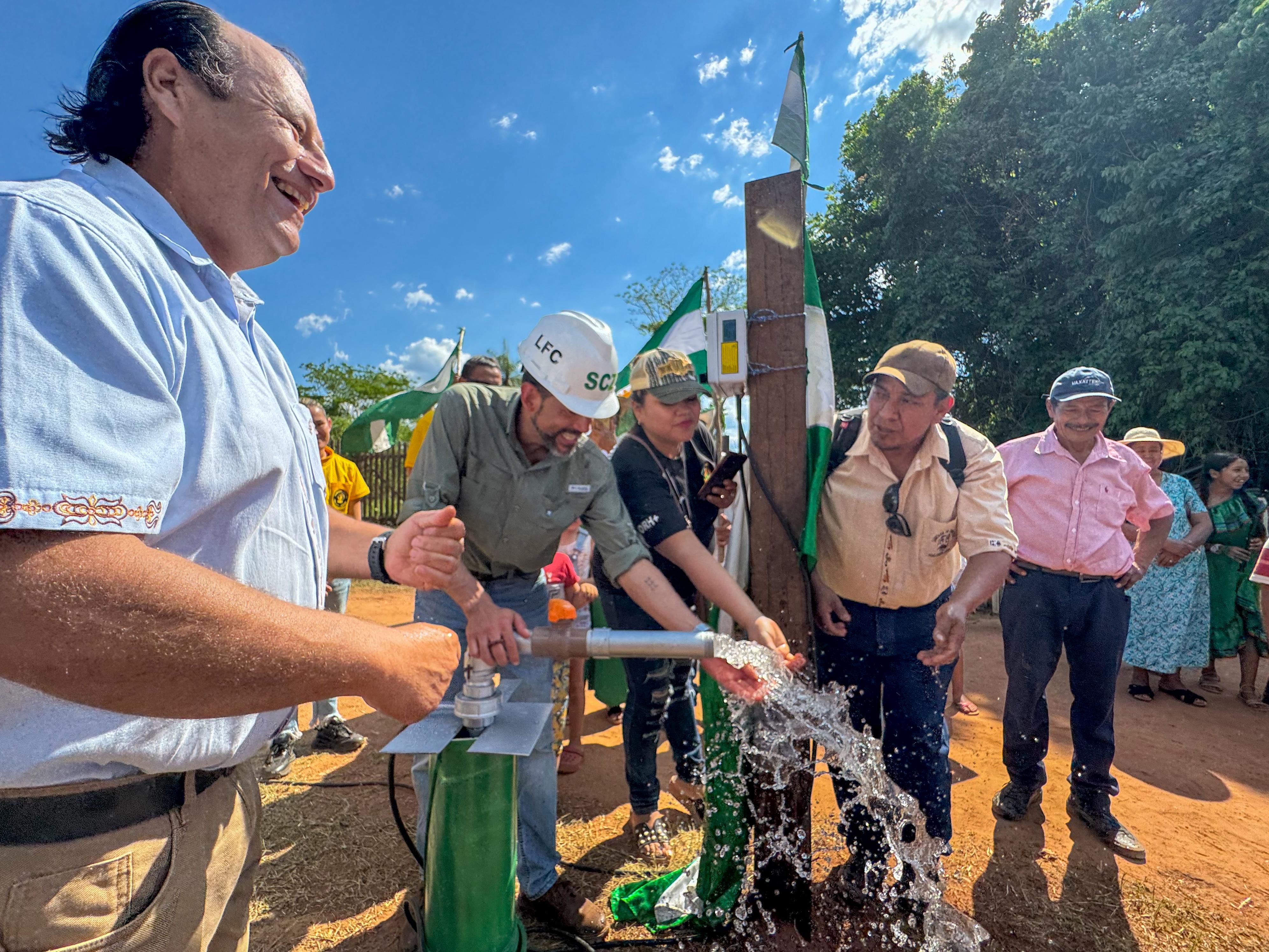 Roboré estrena pozo de agua y nombra "Huésped Ilustre" al gobernador cruceño