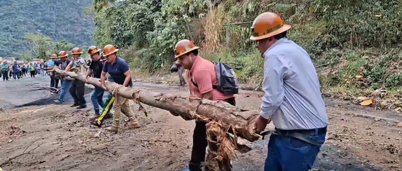 Cooperativistas mineros despejan la ruta La Paz - Caranavi: “El bloqueo nos ha perjudicado demasiado”