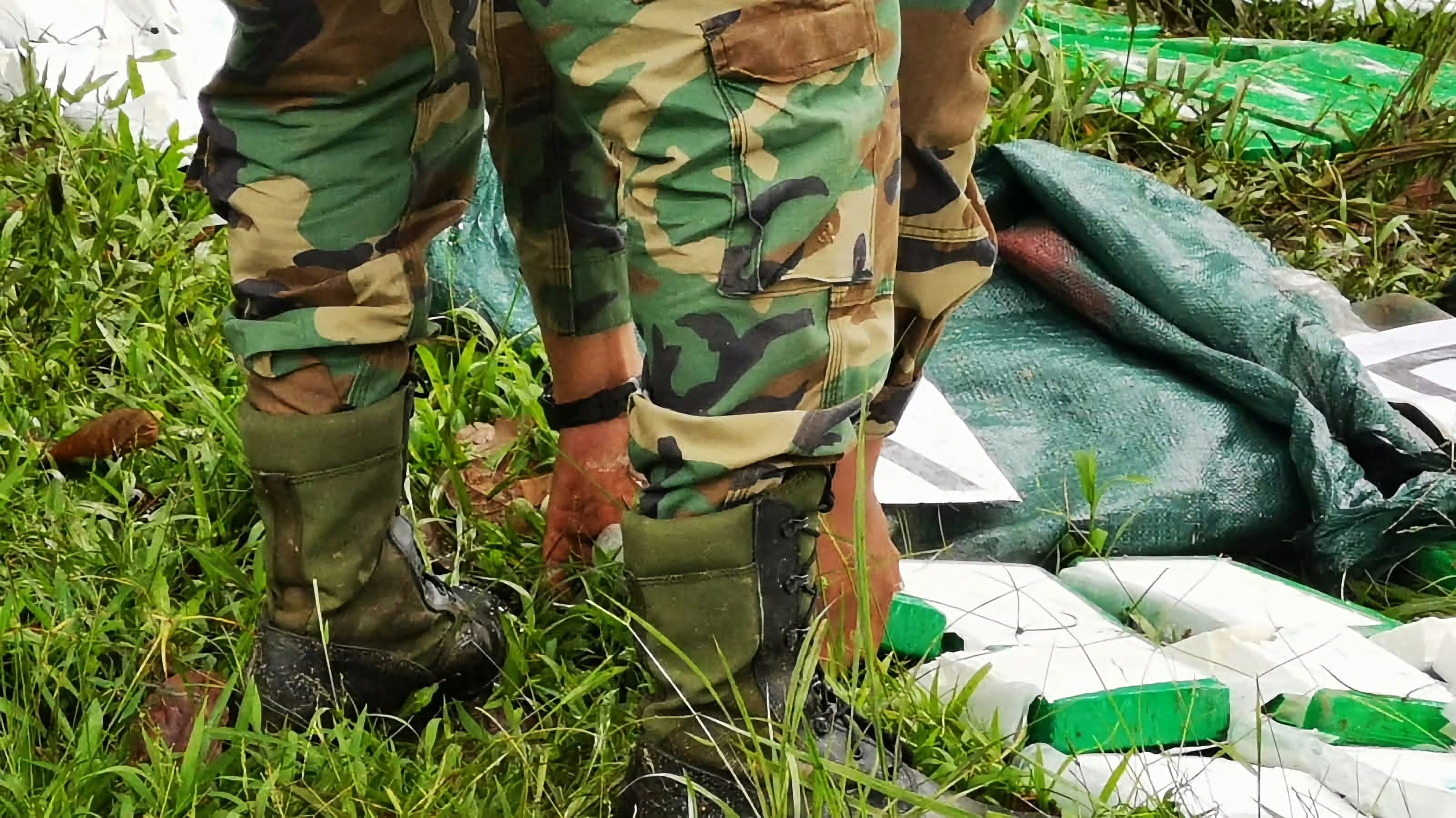 Tras enfrentamiento en Chapare, secuestran una avioneta, armas y sustancias controladas