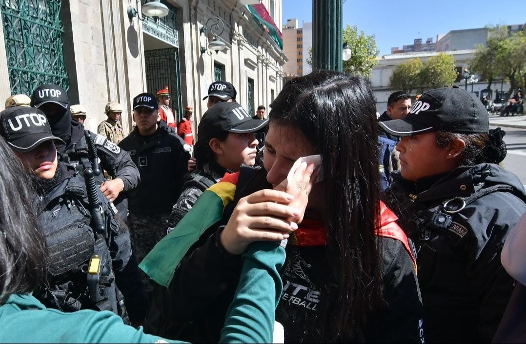Deportistas protestan en la puerta del Palacio de Gobierno y la Policía los desaloja con gases