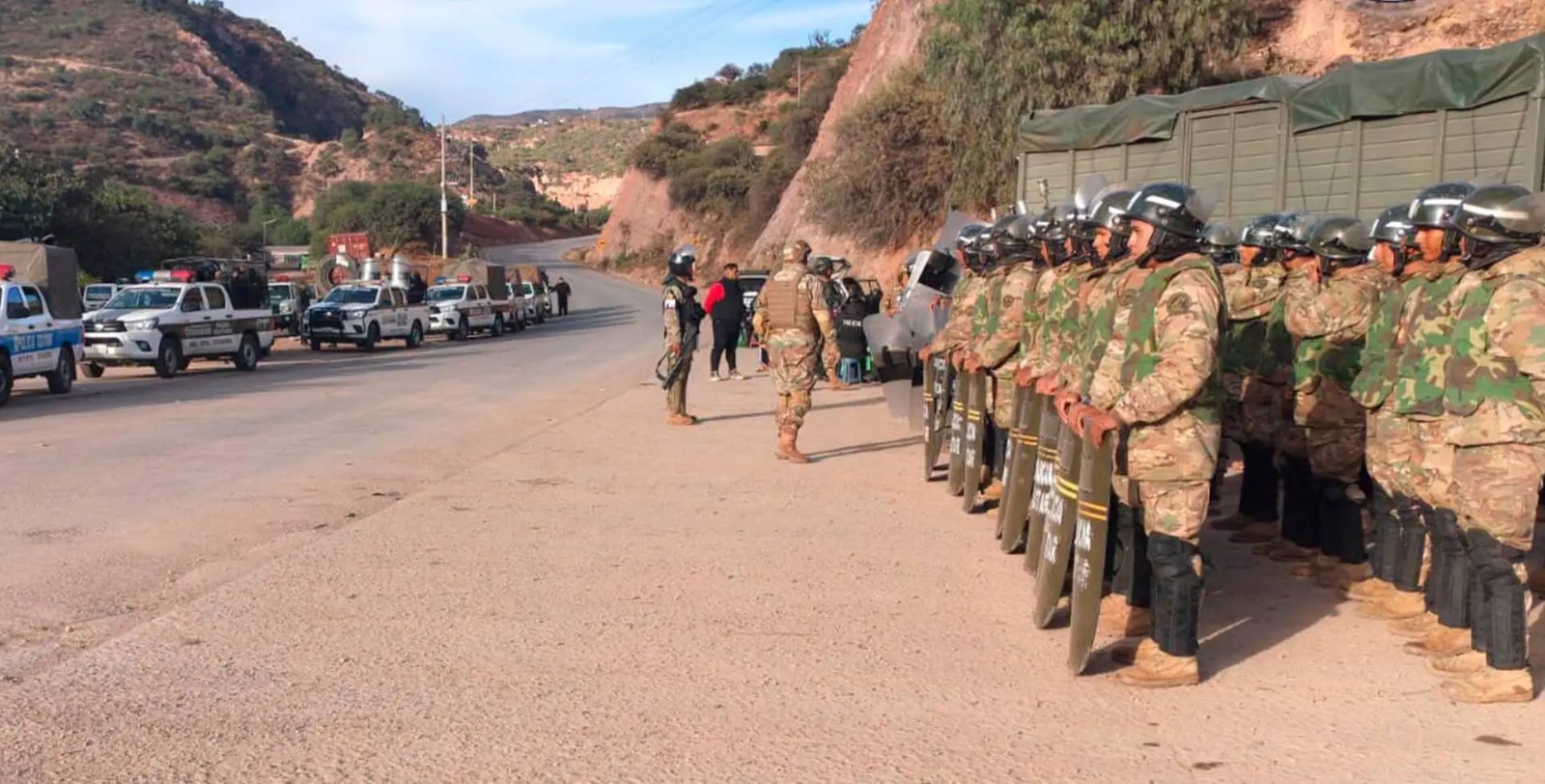 Despliegue preventivo en La Paz contrasta con la normalidad de las rutas nacionales