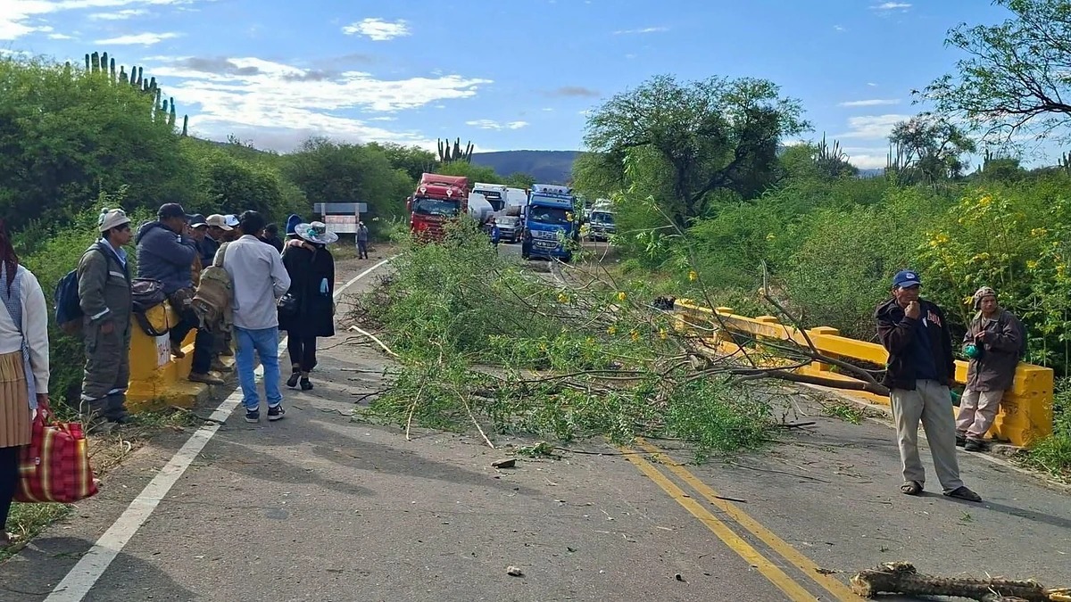 Productores y organizaciones sociales de Comarapa bloquean la ruta a los Valles