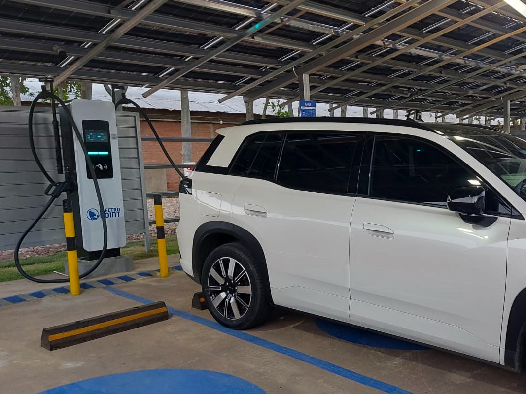 Crecimiento de vehículos eléctricos acelera la demanda de una red de carga rápida y moderna