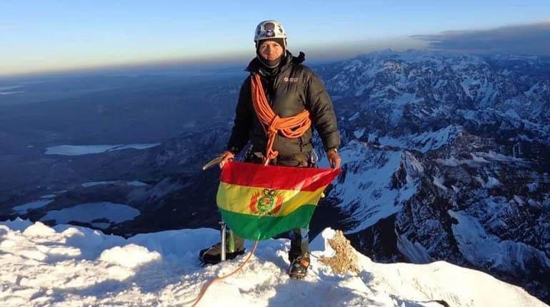 Hugo Ayaviri se alista para escalar el Manaslu, en Nepal
