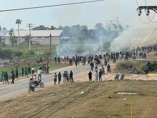 La violencia en San Julián dejó “16 civiles heridos y 19 policías afectados”, según la Defensoría