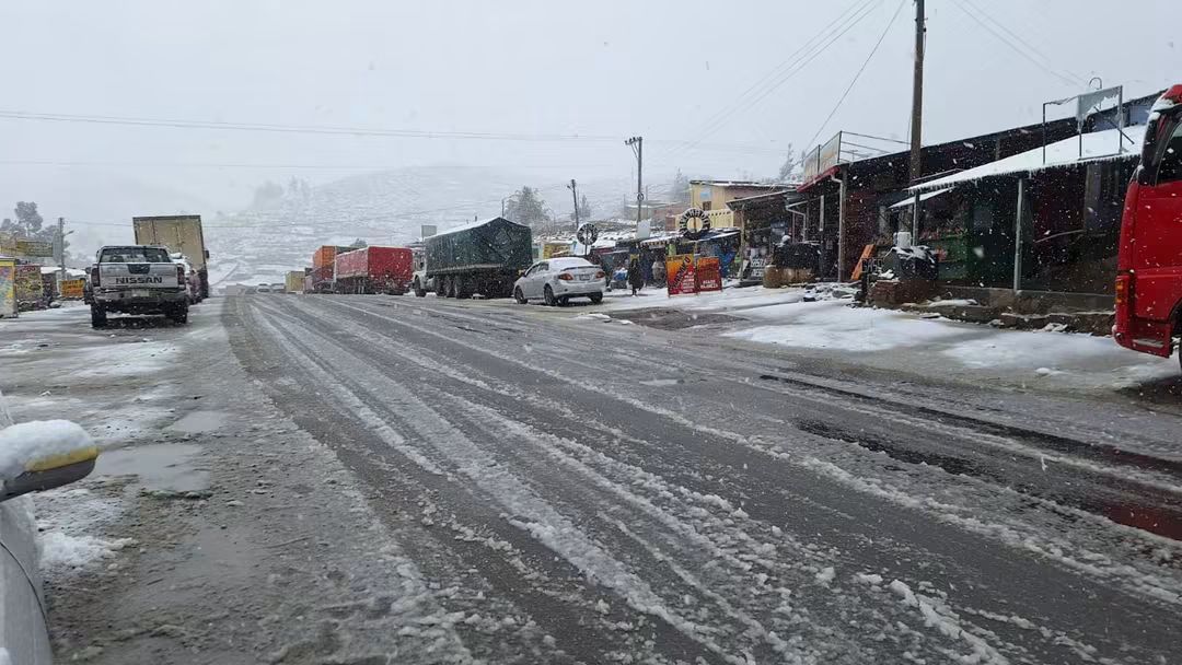 Nevadas causan daños y complican vías en al menos 6 departamentos