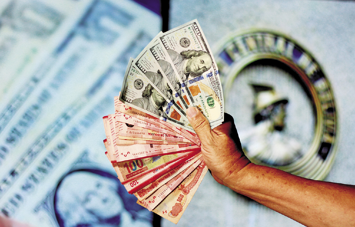 Dólar oficial vuelve a superar los Bs 12 y este martes el BCB hará anuncios sobre la política monetaria y cambiaria