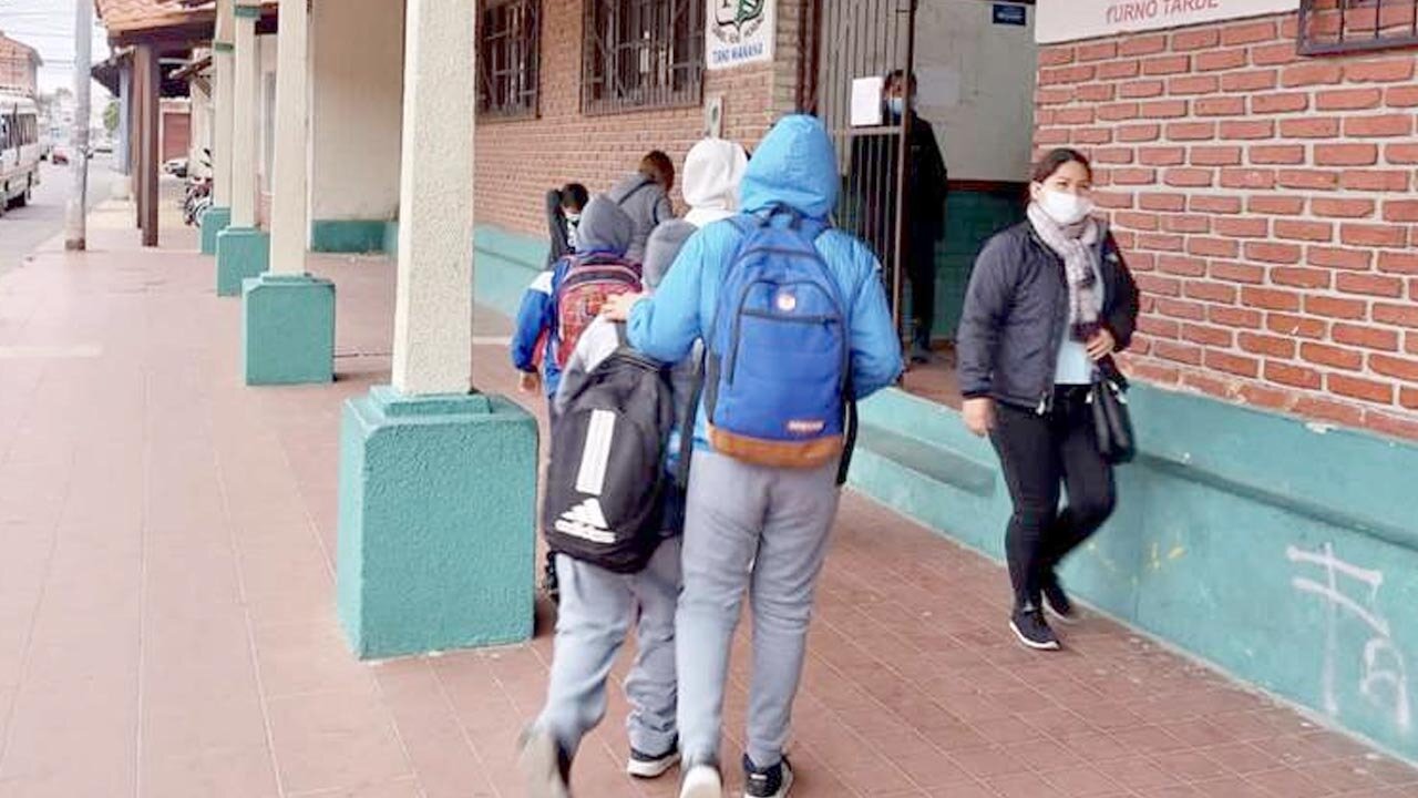 Colegios en Santa Cruz ajustarán horarios por bajas temperaturas desde junio