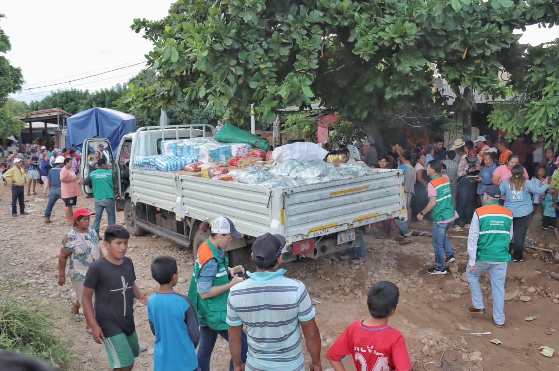 Camacho deja la campaña y se aboca a atender emergencias; llega a Abapó y levantan bloqueo