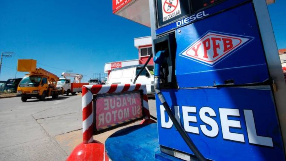Decreto Supremo 5676 fija que grandes consumidores de diésel paguen Bs 18 el litro; transportistas y particulares seguirán pagando Bs 9,80