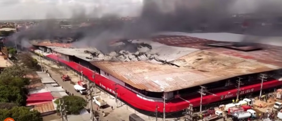 Después de 36 horas de trabajo, declaran controlado el incendio en la feria de Barrio Lindo