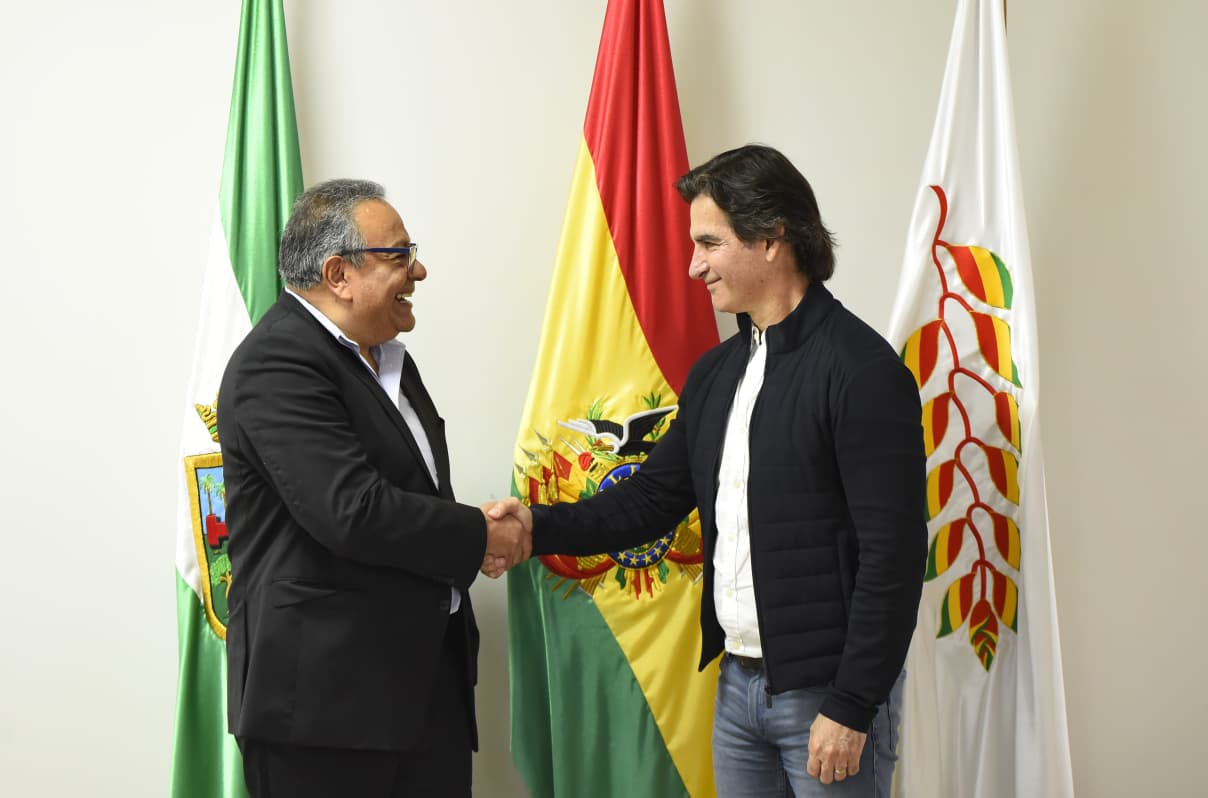 Alcalde anuncia conectividad con 400 antenas Starlink para unidades educativas