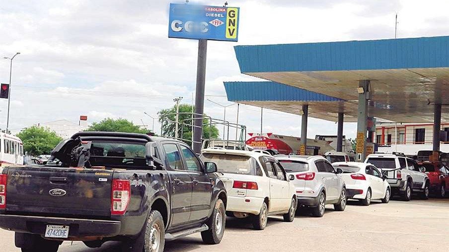 YPFB asegura que hay diésel suficiente, pero admite que las filas continuarán mientras se ajuste la distribución