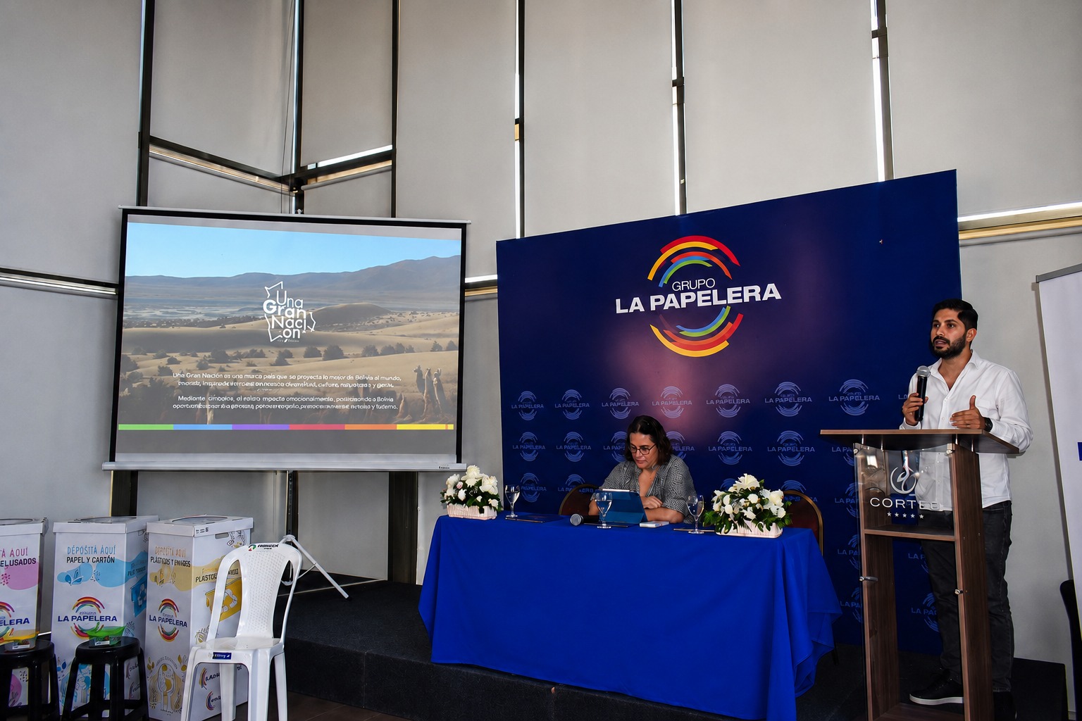 Grupo La Papelera y Una Gran Nación consolidan alianza estratégica en el primer Festival de Cine Internacional en el Salar de Uyuni