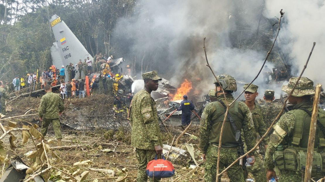 Confirman muerte de al menos 58 soldados, seis miembros de la fuerza aérea y dos policías en accidente aéreo en Colombia