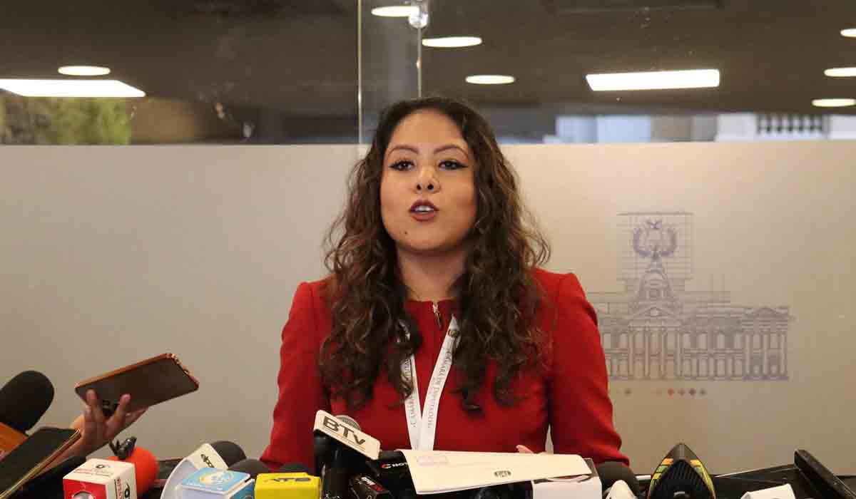 Diputada denuncia elevados salarios en empresas públicas, con montos de hasta Bs 88.000