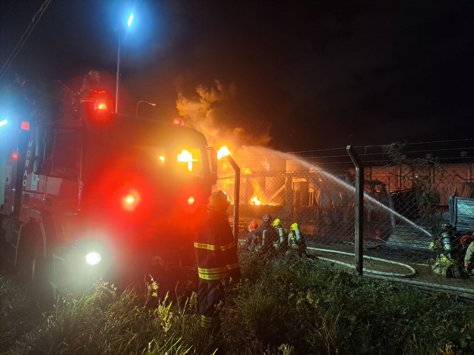Santa Cruz: Tras más de 14 horas, incendio en una empresa del Parque Industrial sigue sin ser sofocado