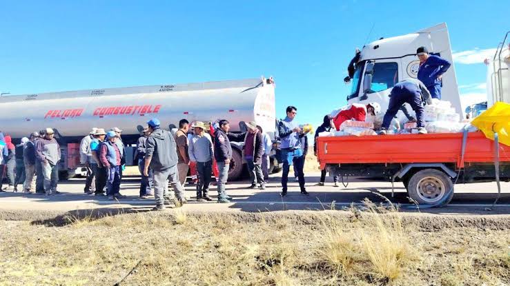 Denuncian que bloqueadores intentan saquear la ayuda humanitaria enviada para transportistas atrapados en carreteras