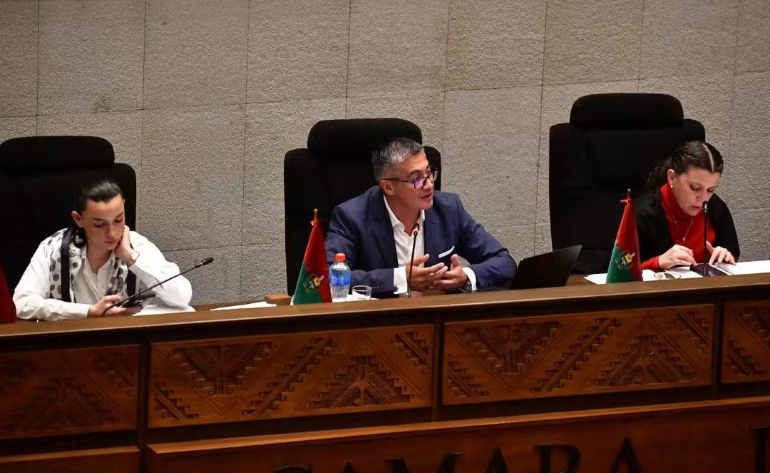 Asamblea censura al ministro de Economía en medio de advertencias de inconstitucionalidad