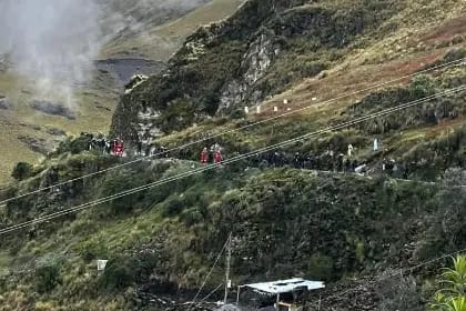 La Paz: Un policía herido de bala deja la emboscada con explosivos y armas en operativo minero en Sorata