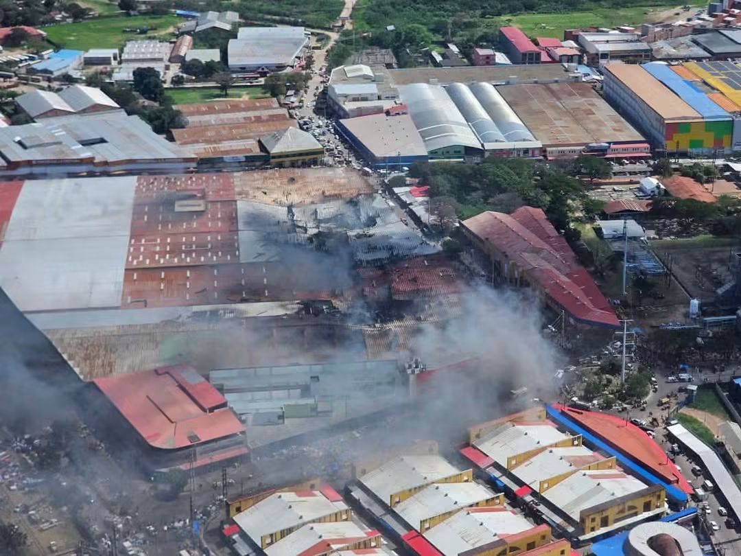 Policía y Fiscalía investigan el incendio en Barrio Lindo; vientos provocan riesgo de desplome de la infraestructura